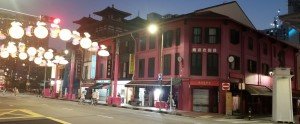 南桥路和史密斯街对面的传统店屋和苦力雕像。