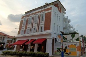 第一座历史建筑的后面。