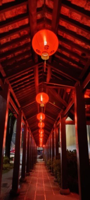 传统的中国红灯笼引领着通往 Forever 遗产结构主入口位于新市场路 (New Market Rd)。