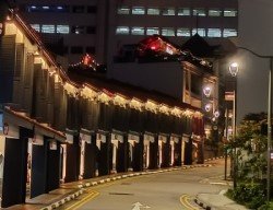 埃斯金路 (Erskine Road) 一排排灯火通明的历史店屋。