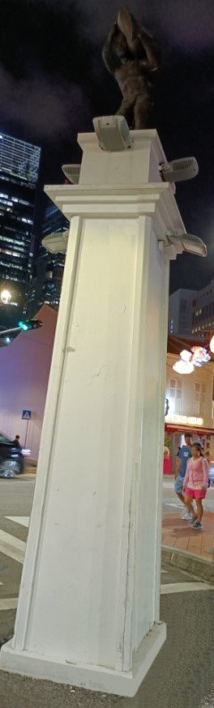 史密斯街 (Smith St) 和南桥路 (South Bridge Rd) 出口处的基座上有苦力雕像。