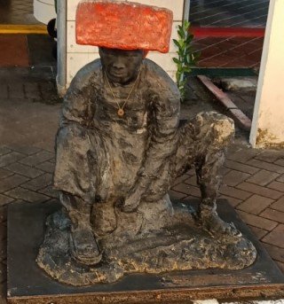 宝塔街 (Pagoda St) 三水女子雕像。