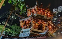 寺庙内点燃的宝塔。
