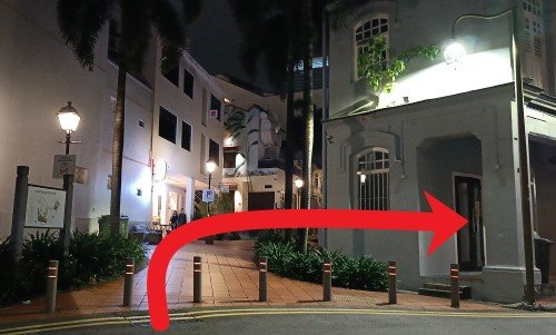 直走到T字路口，过马路，右转进入 Ann Siang Rd 安祥路，继续步行。
