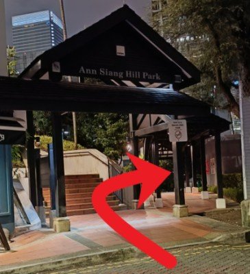 在安祥山公园入口处，步行穿过安祥山公园入口，并沿着有盖走道前往安祥山公园出口。