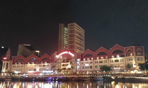 从新加坡河对岸眺望河滨坊。