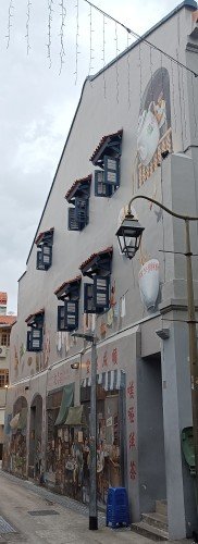 连接登婆街和宝塔街的巷子里，叶耀宗创作的《一幅男子倒茶》的壁画。