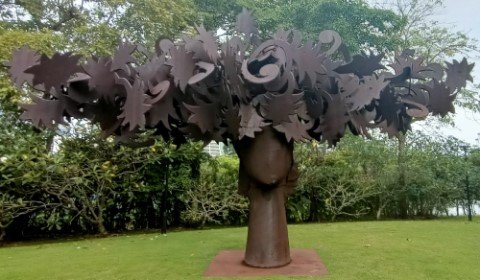 马诺洛·巴尔德斯 (Manolo Valdés) 的《Fiore 花》。