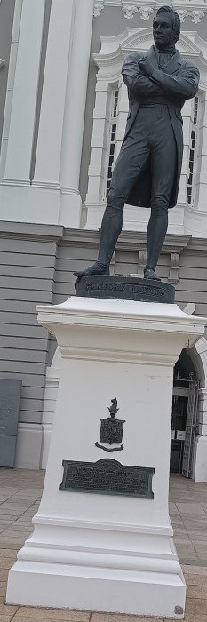 Sir Stamford Raffles statue in front of Victoria Theatre and Concert Hall.