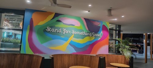 由未知艺术家创作的《为美好而奋斗》壁画。