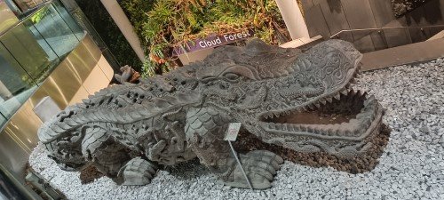 二楼的鳄鱼雕塑。