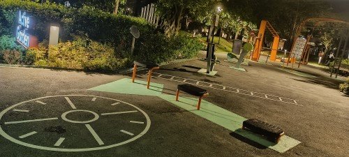 活跃花园的健身器材