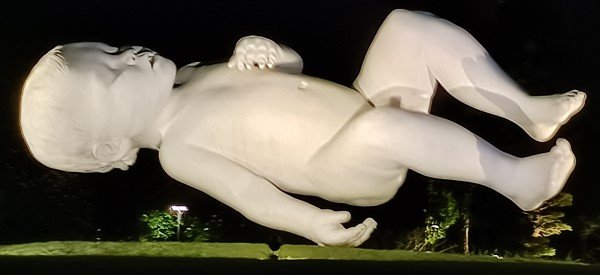 Marc Quinn 马克·奎恩（英国）于 2008 年创作的《PLANET 行星》。