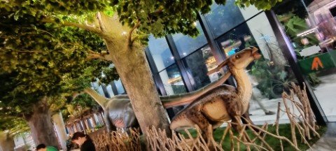 侏罗纪巢穴美食厅。