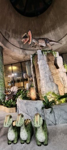 侏罗纪巢穴美食厅。