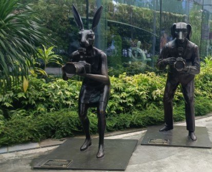 Gillie 和 Marc, 2023, 创作的狗男和兔女雕塑。