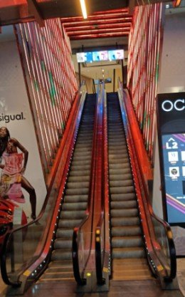 Orchard Central 乌节中央入口位于 Orchard Rd 乌节路 181 号。