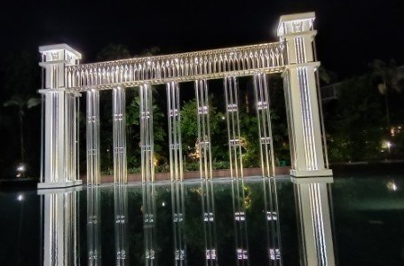 Festival Arch and Reflecting Pool 节日拱门和倒影池。
