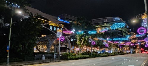 狮城大厦 (Plaza Singapura) 位于乌节路 (Orchard Rd.) 68 号。