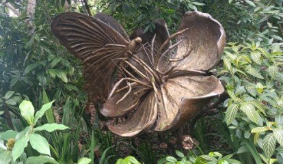 雅各巴拉斯儿童花园中，Eng Siak Loy 和 Weng Ziyan 创作的玫瑰蝴蝶雕塑，描绘了一只普通玫瑰蝴蝶在欣赏一朵普通仙都朵花。