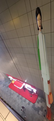 参观位于 Orchard Rd 乌节路 181 号 Orchard Central 乌节中央 4 楼的 Inges Idee 创作的《Tall Girl 高个女孩》雕塑。