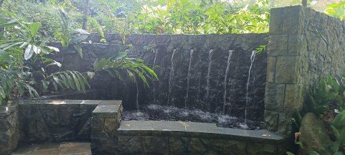 疗养花园的瀑布。