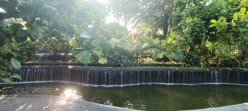  纳西姆门游客中心的瀑布。