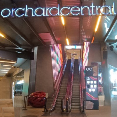 Orchard Central 乌节中央入口位于 Orchard Rd 乌节路 181 号。