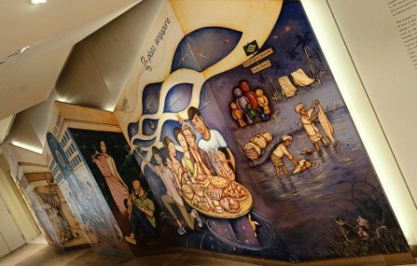 Yip Yew Chong 叶耀宗创作的《我们的记忆巷》壁画位于 Plaza Singapura 狮城大厦一楼（Orchard Rd. 乌节路 68 号）。