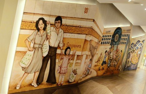 Yip Yew Chong 叶耀宗创作的《我们的记忆巷》壁画位于 Plaza Singapura 狮城大厦一楼（Orchard Rd. 乌节路 68 号）。