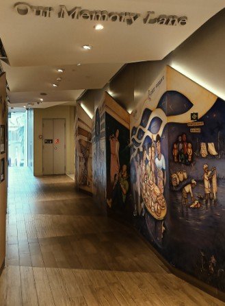 Yip Yew Chong 叶耀宗创作的《我们的记忆巷》壁画位于 Plaza Singapura 狮城大厦一楼（Orchard Rd. 乌节路 68 号）。