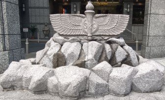 位于 Orchard Rd 乌节路 260 号 The Heeren 办公楼入口处的瀑布。