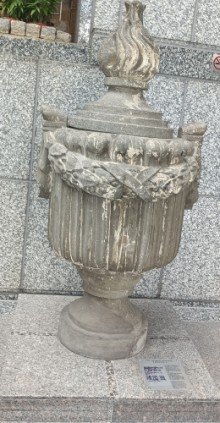 位于 Orchard Rd 乌节路 260 号 The Heeren 办公楼入口前的火把。