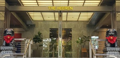 位于 Orchard Rd 乌节路 260 号 The Heeren 办公楼入口处的两只中国狮子。
