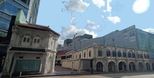 翡翠山路 (Emerald Hill Rd) 的美丽入口前有两座传统店屋。