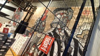 位于 218 Orchard Rd 乌节路的 Orchard Gateway @ Emerald 的 MessyMsxi 和 Clogtwo 创作的 Foot Locker 壁画。