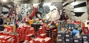 位于 218 Orchard Rd 乌节路的 Orchard Gateway @ Emerald 的 MessyMsxi 和 Clogtwo 创作的 Foot Locker 壁画。