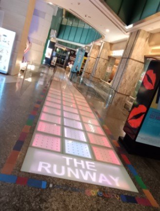 The Runway 跑道位于 Orchard Gateway 乌节门地面层，地址为 Orchard Rd. 乌节路 277 号。