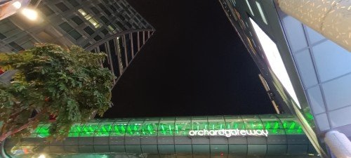 前往位于 277 Orchard Rd 乌节路的 Orchard Gateway 乌节门 3 楼的 The Tube。