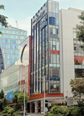 位于 Orchard Rd. 乌节路 176 号的 Centrepoint Mall 购物中心。