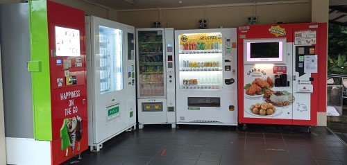 自动售货机、饮水机和洗手间。