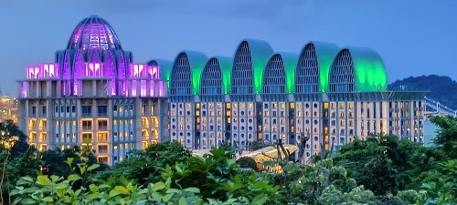 瞭望环路附近欣赏康乐福豪华酒店和迈克尔酒店。 