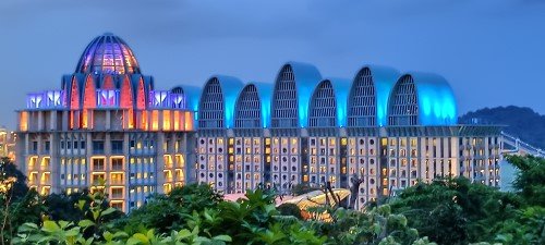 瞭望环路附近欣赏康乐福豪华酒店和迈克尔酒店。 