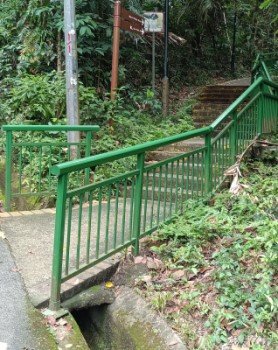 Keep to the right and turn right when you see stairs and sign for Mount Faber Park.