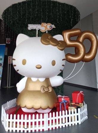 新加坡缆车入口处摆放 Hello Kitty，庆祝新加坡缆车 50 周年。