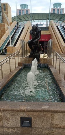 Le Penseur—奥古斯特·罗丹的思想家。