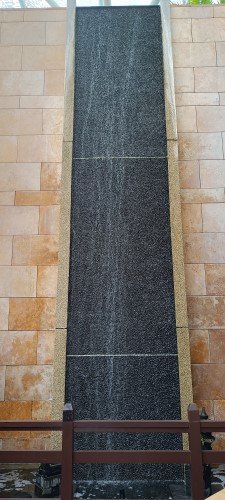 自动扶梯旁边的瀑布。