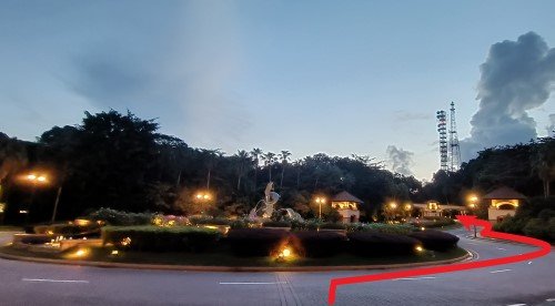 走过右侧的海豚喷泉，沿着科夫大道上坡。