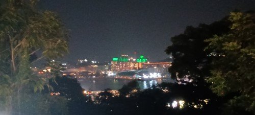 从花柏甲板观赏圣淘沙的夜景。