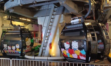 进出大楼的缆车。